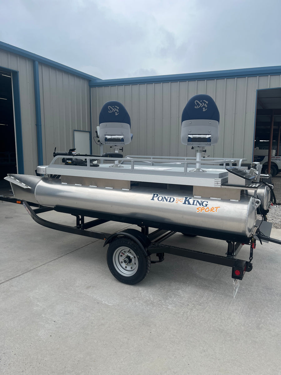 Standing up are the 2 Tempress ProBax seats. Directly in the middle of those is the lid, which leads to our 20-gallon aerated livewell. 