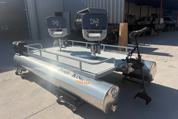 Sitting upright are the Tempress All-Weather seats with pull-out posts. Mounted on the rear mount is the Minn Kota 45 lb Endura Max. 