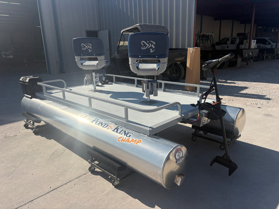Sitting upright are the Tempress All-Weather seats with pull-out posts. Mounted on the rear mount is the Minn Kota 45 lb Endura Max. 