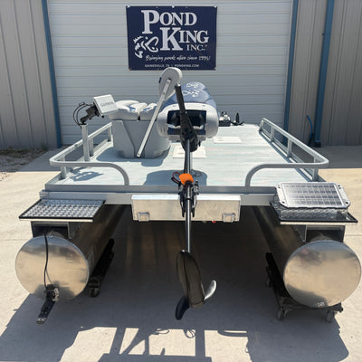 Mounted on the rear is the 55lb MinnKota Endura Max. On the off deck tray is our solar battery charger. 