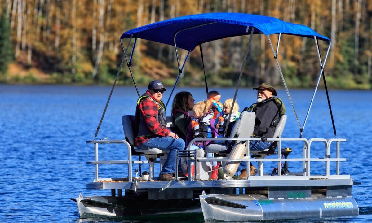 Cruising with the family on the Pond King Ultra